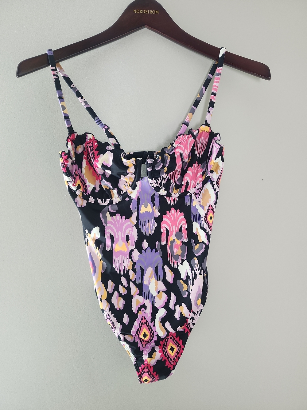VENUS NWT Bermuda One Piece Swimsuit Desert Ikat Black Size 6 Hygeine Strip